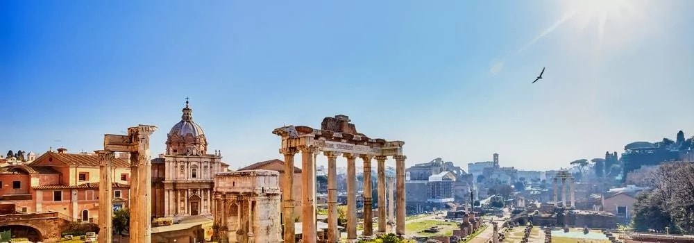 Splendida vista dall'alto su uno dei più belli tra gli itinerari artistici a Roma, i Fori Imperiali